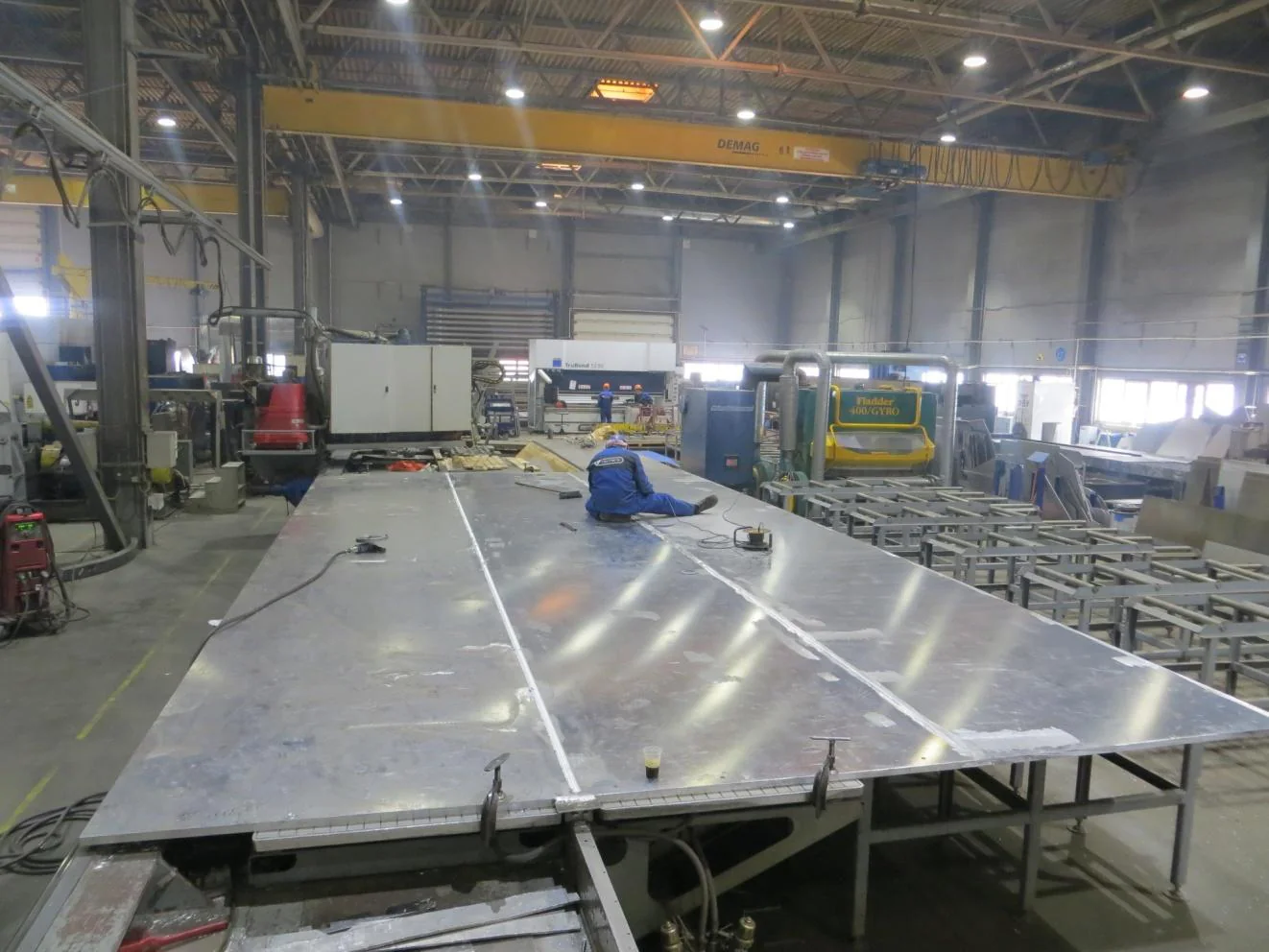Large aluminium panel for a tank wagon shell